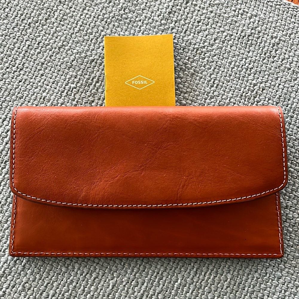 New Fossil Leather Wallet w/ Magnetic Close